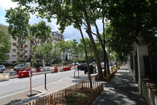 Vue aérienne ou perspective d'un immeuble haussmannien parisien typique avec toiture en ardoise, zinc ou cuivre, situé dans un quartier élégant (style Neuilly-sur-Seine). La photo montre les détails architecturaux de la toiture et de la façade, illustrant le type de travaux de rénovation et ravalement que réalise ICR Couverture en Île-de-France.
